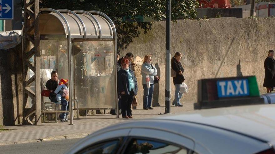 Parada de autobús en el centro de Cambre.