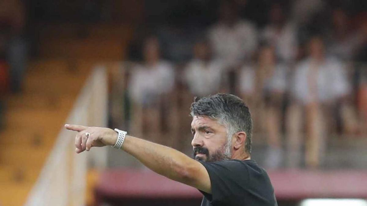 Gennaro Gattuso imparte instrucciones desde la banda. | J.M.LÓPEZ