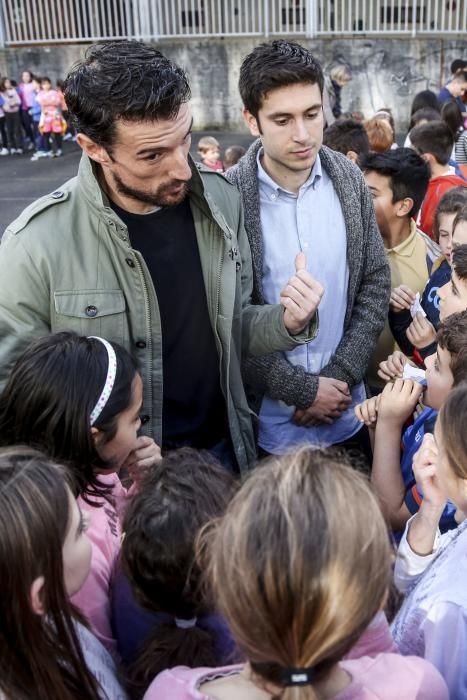 Visita de los jugadores del Real Oviedo, Toché y Héctor, al Colegio Buenavista I