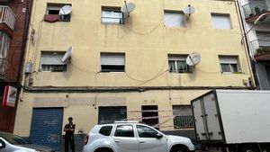 Edificio desalojado en el barrio de Llefià de Badalona tras