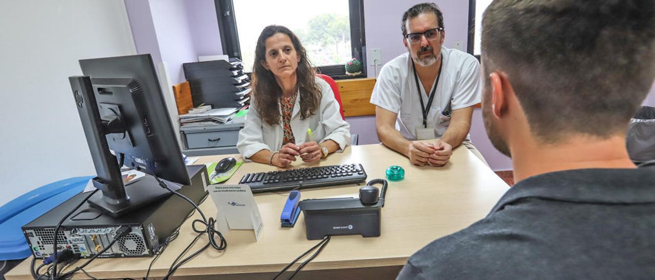 Marí Carmen Sánchez y José Manuel Tafalla en el despacho donde atienden las llamadas telefónicas.