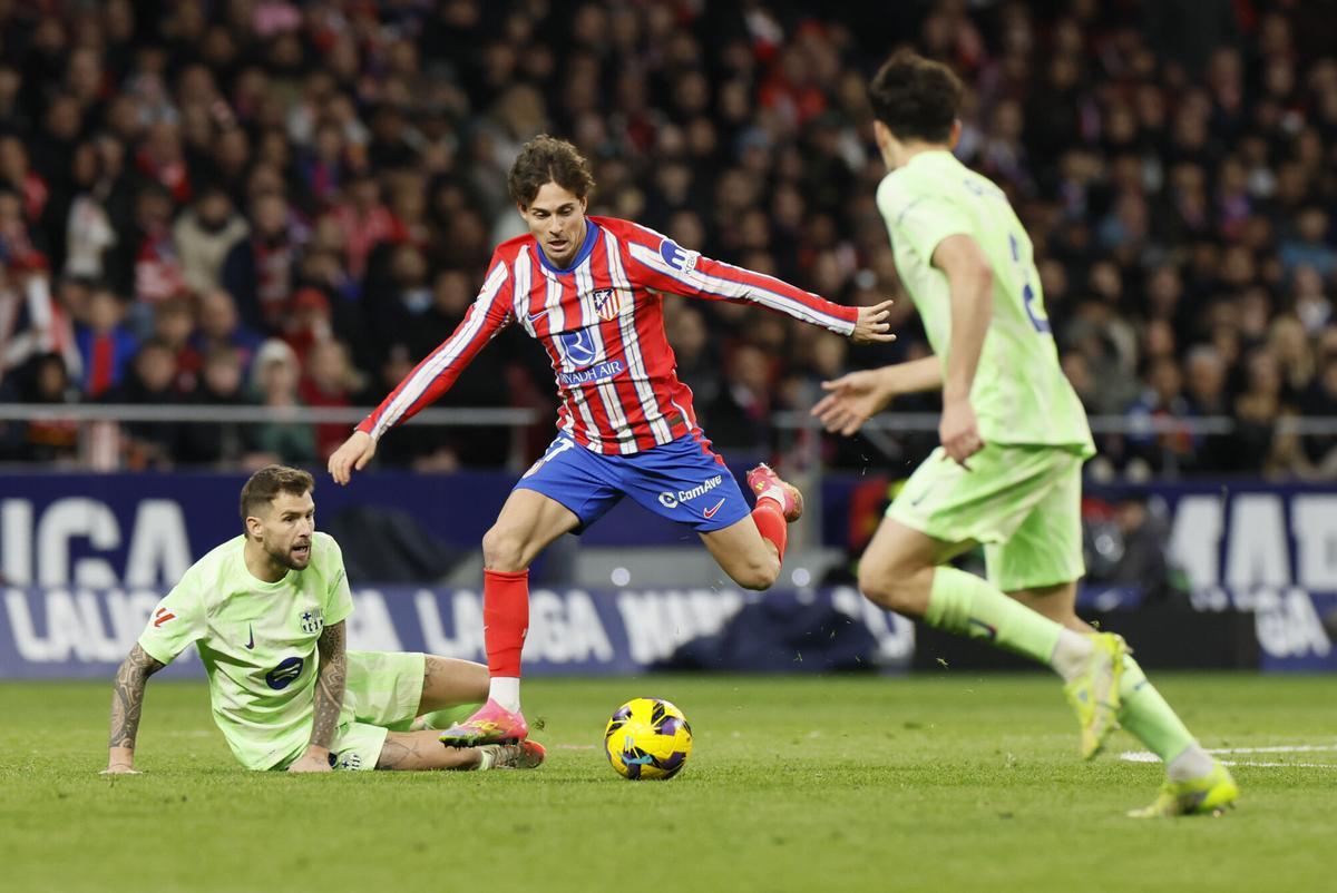 Iñigo Martínez, jugador del Barça y baja de última hora con la selección, disputa un balón con Rodrigo Riquelme, en el partido frente al Atlético.