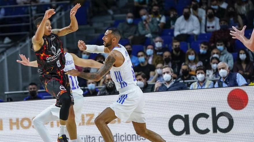 AJ Slaughter, defendido por Adam Hanga, la pasada temporada en el WiZink. | | LOF