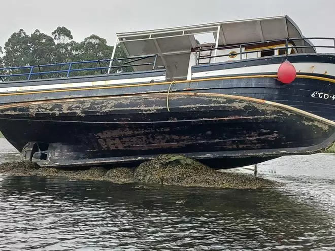 El «Santa Cruz» sigue encallado en el Ulla tras fallar los primeros intentos por reflotarlo