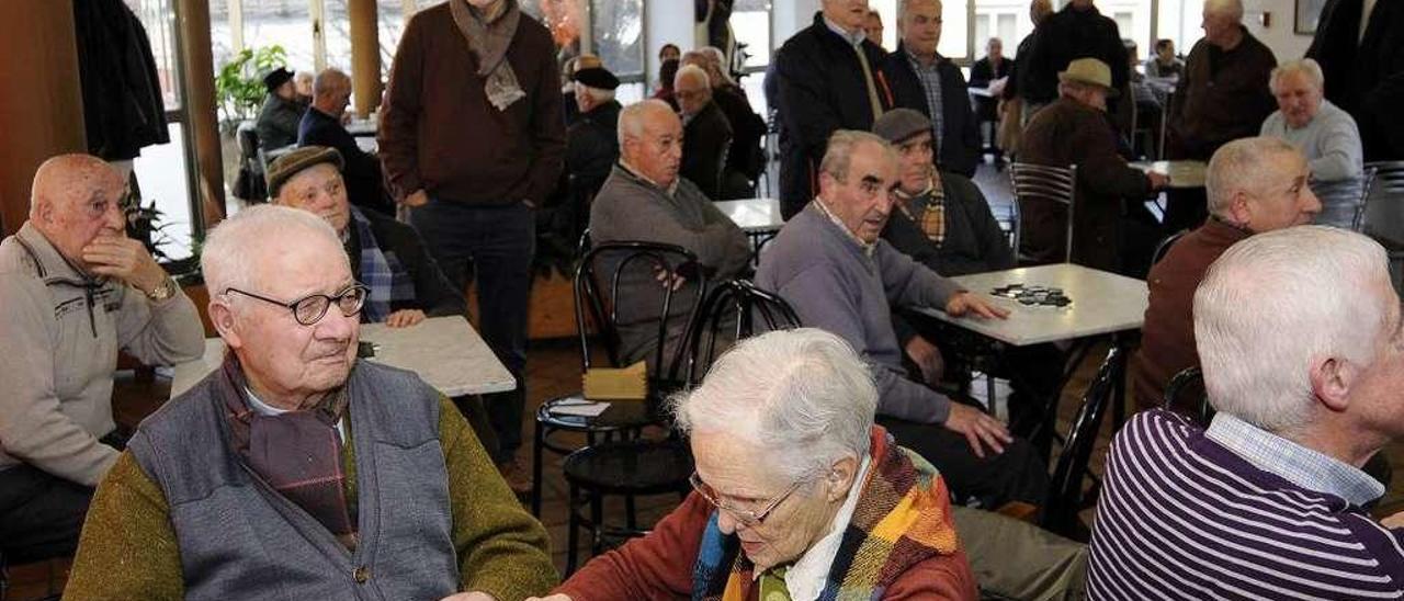 Un grupo de usuarios del centro social de Lalín en la cafetería del inmueble. // Bernabé/Javier Lalín