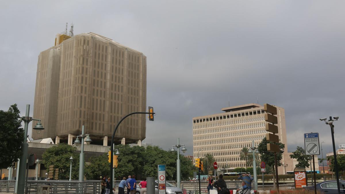 Imagen del edificio de Correos, a la izquierda.