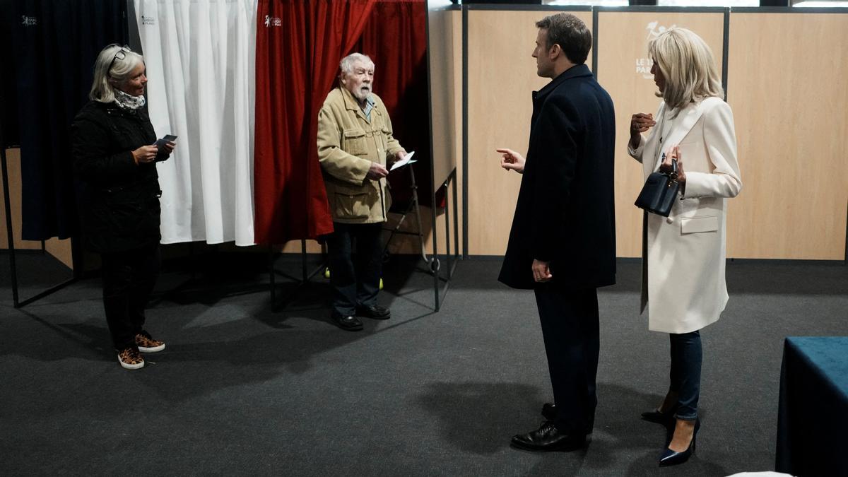 El presidente francés Emmanuel Macron y su esposa Brigitte Macron llegan a votar en Le Touquet