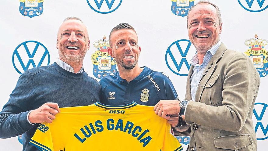 Luis García, escoltado por Miguel Ángel Ramírez y Luis Helguera, el pasado julio, durante la presentación del ovetense.