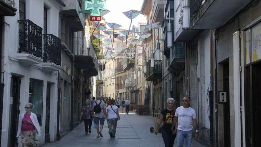 Una imagen de la calle Real con su nueva y colorida decoración.  // Santos Álvarez