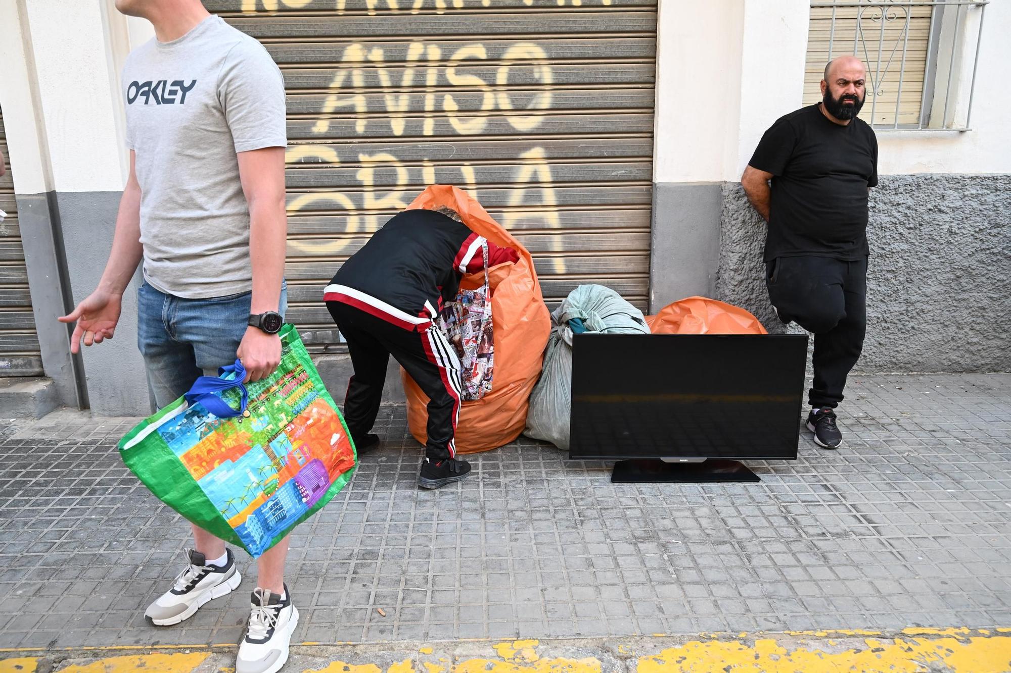 Así están sacando los bomberos las pertenencias de los vecinos desalojados de San Antón en Elche