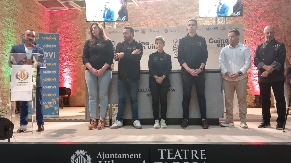 El alcalde, José Benlloch, junto a los cocineros participantes.