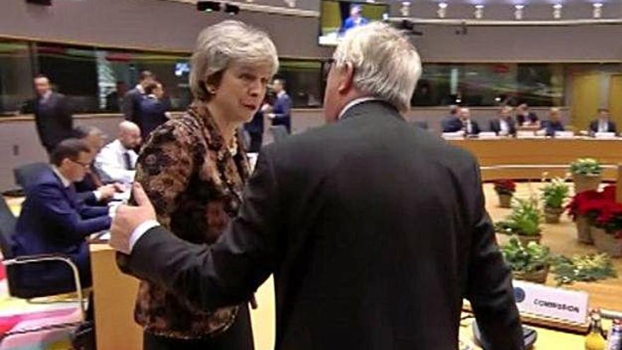 Imatge de la tensa discussió entre Theresa May i Jean-Claude Juncker.