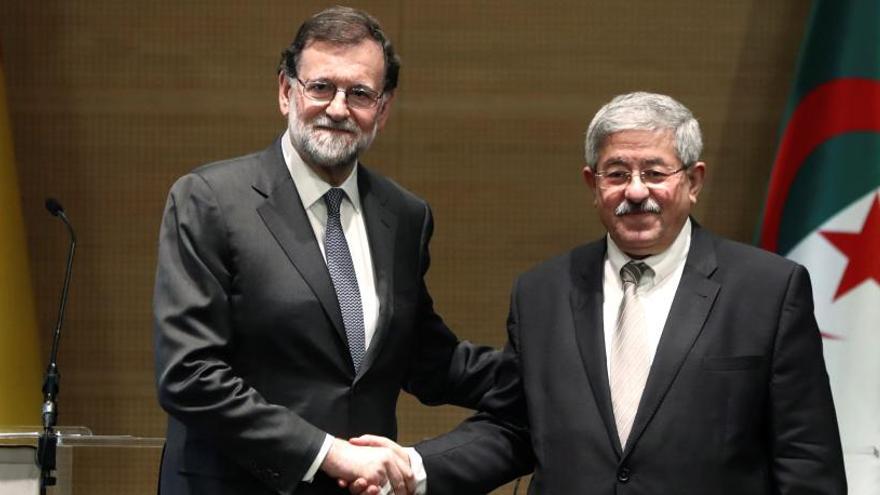 Rajoy, con su homólogo argelino, Ahmed Ouyahia.