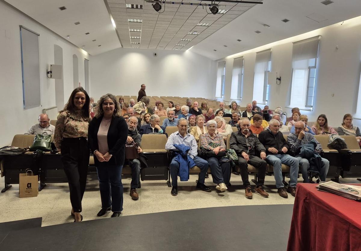 Jessica González Ardura, a la izquierda, con Olga Díez, en el CMI de El Coto.