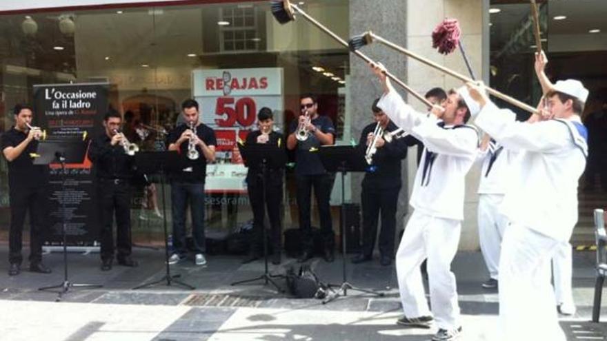 Un instante de la actuación de &#039;L&#039;ocassione fa il ladro&#039; en plena calle de Triana, ayer. | lp / dlp