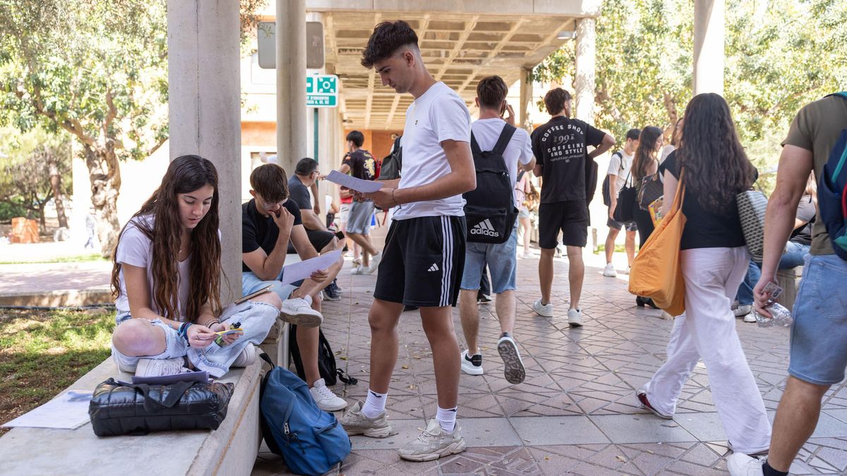 Estudiantes en plenos exámenes de las pasadas PAU en la UJI.