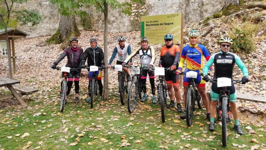 Participantes en la Bajada del río Segura de BTT al inicio de la primera etapa