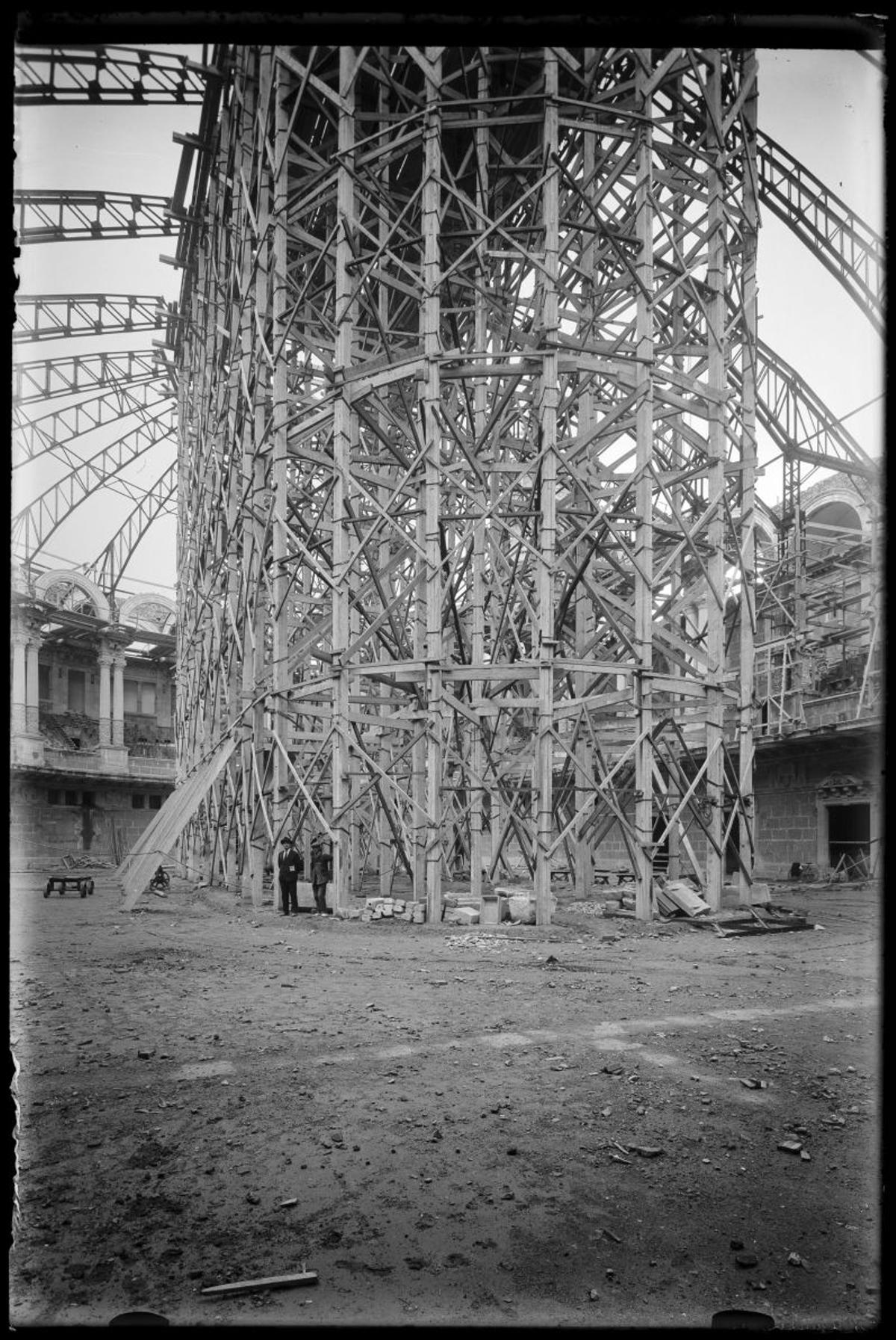 Las obras de construcción de la Sala Oval del MNAC, en 1928.