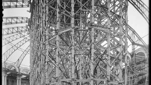 Las obras de construcción de la Sala Oval del MNAC, en 1928.