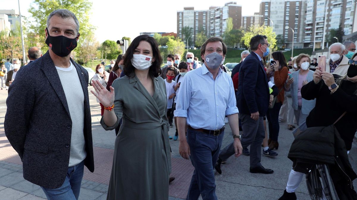 Toni Cantó junto a la presidenta de madrileña,  Isabel Diaz Ayuso (c), y el alcalde de Madrid,  Jose Luis Martinez-Almeida (d).