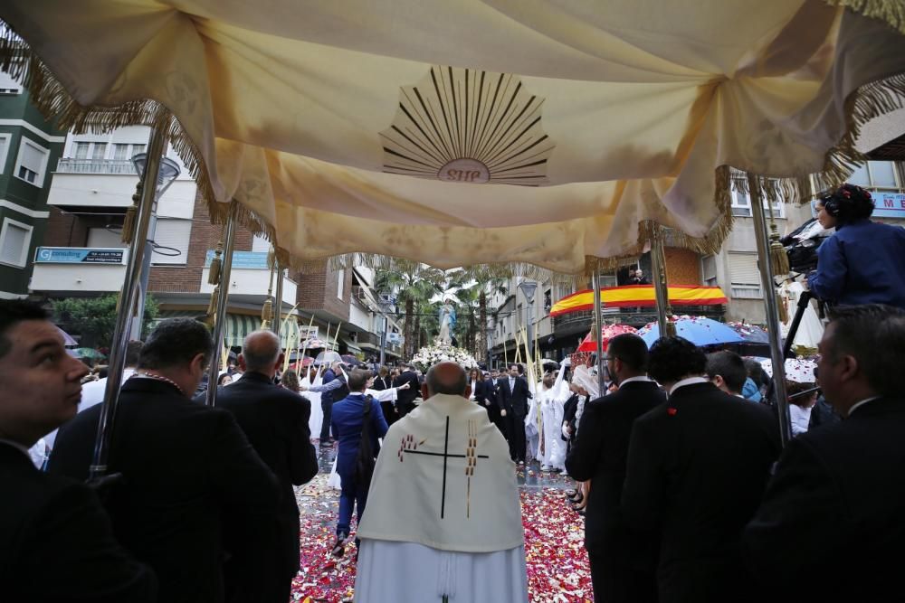 Pese a la fina lluvia que caía a primera hora de la mañana la procesión de Domingo de Resurección pudo celebrar el tradicional Encuentro en las cuatro esquinas