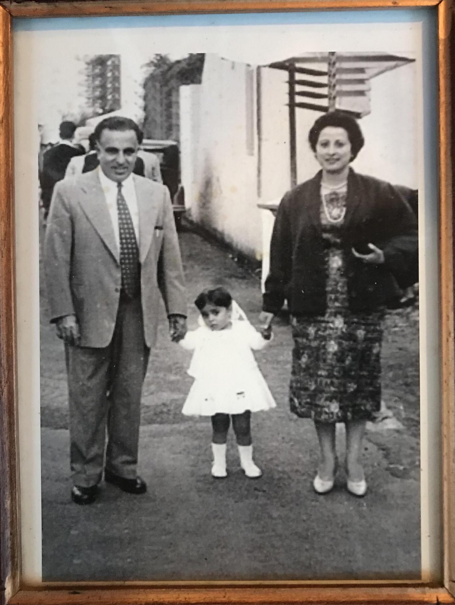 Román y Consuelo con su hija mayor, que se llama como su madre, alrededor de 1957