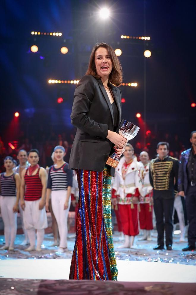 Pauline Ducruet con pantalón de lentejuelas arcoíris