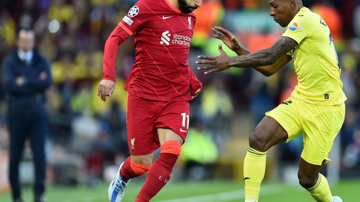 Salah, frente a Estupiñán, anoche en Anfield. |  // EFE