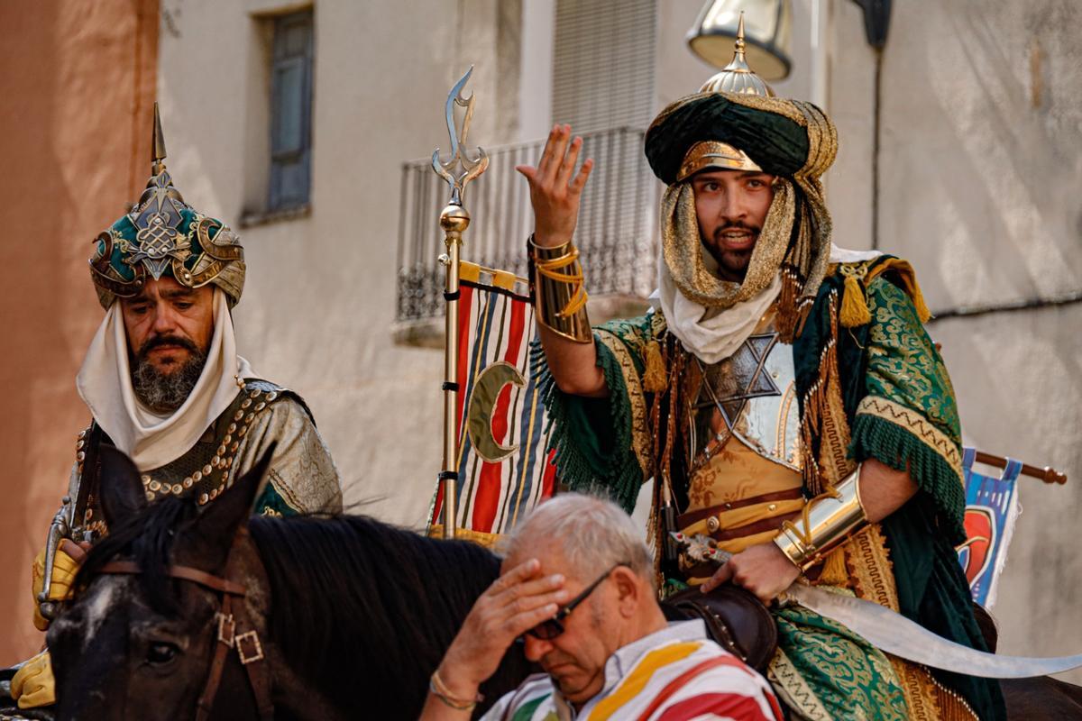 Cocentaina despide sus Moros y Cristianos a golpe de pólvora con las Embajadas y el Alardo
