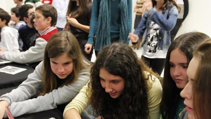 Varias chicas en el Calatrava y ante el ordenador, durante el «Scratch day».