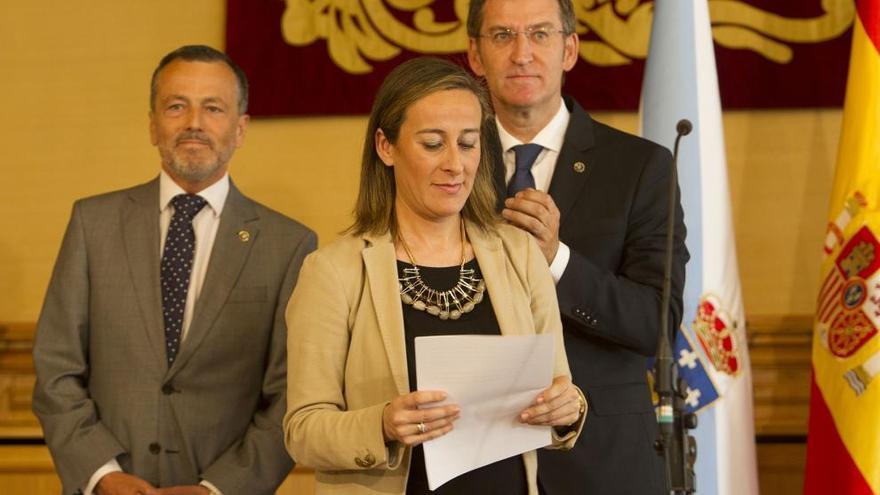 Agustín Hernández, Ethel Vázquez y Feijóo, esta mañana en la toma de posesión de la nueva conselleira. // Óscar Corral