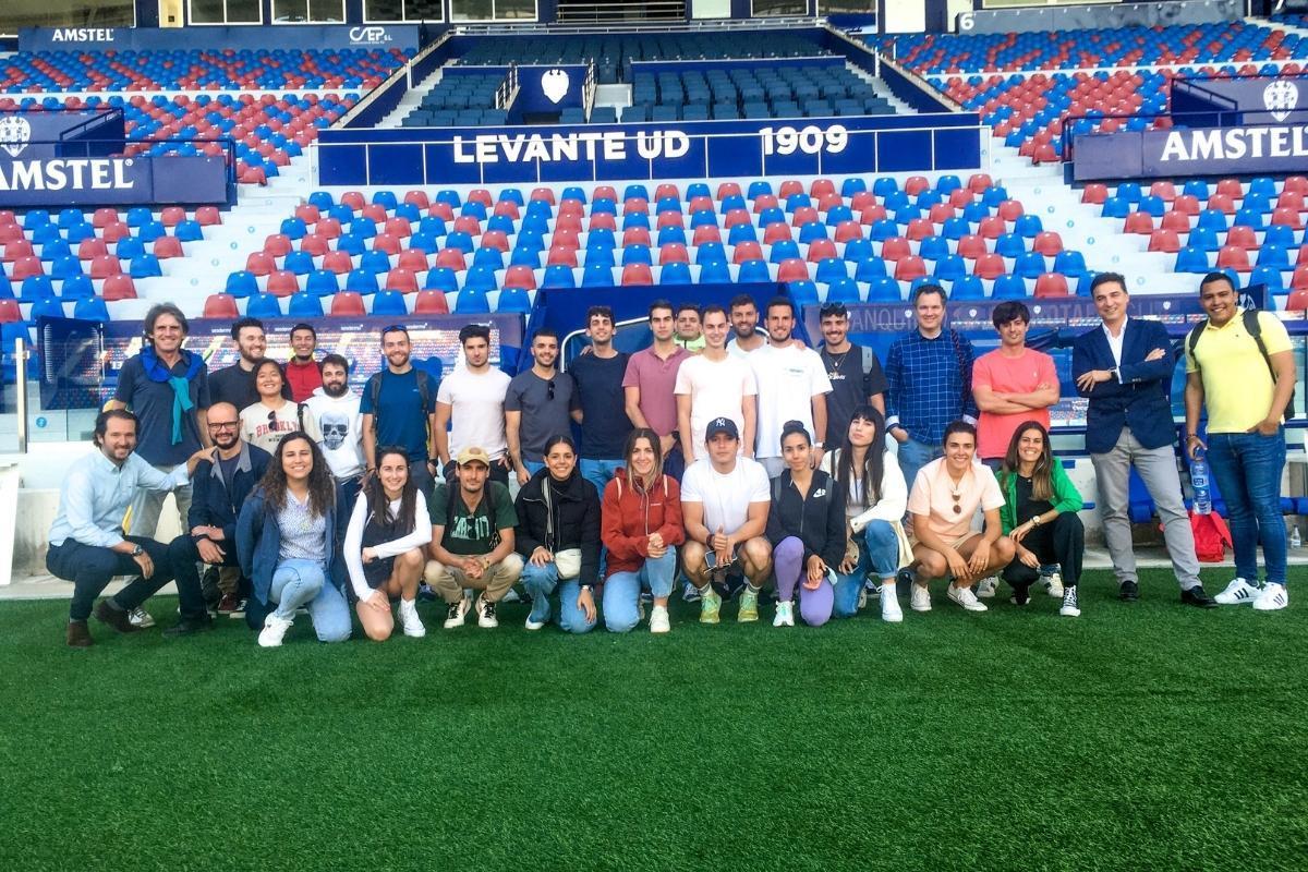 Los estudiantes del Máster en Gestión de Empresas Deportivas en el estadio Ciutat de València