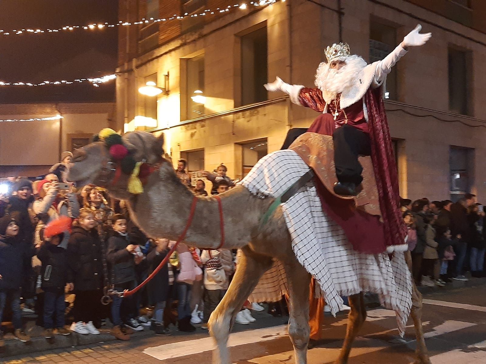 Los Reyes, en dromedario en la Pola: así ha sido la cabalgata de la capital sierense