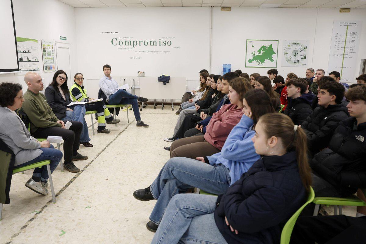Alumnado del SEI San Narciso de Marín en el coloquio organizado por Ence.