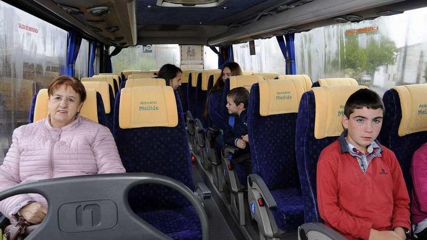 Una mujer viaja con los niños en uno de los autobuses.