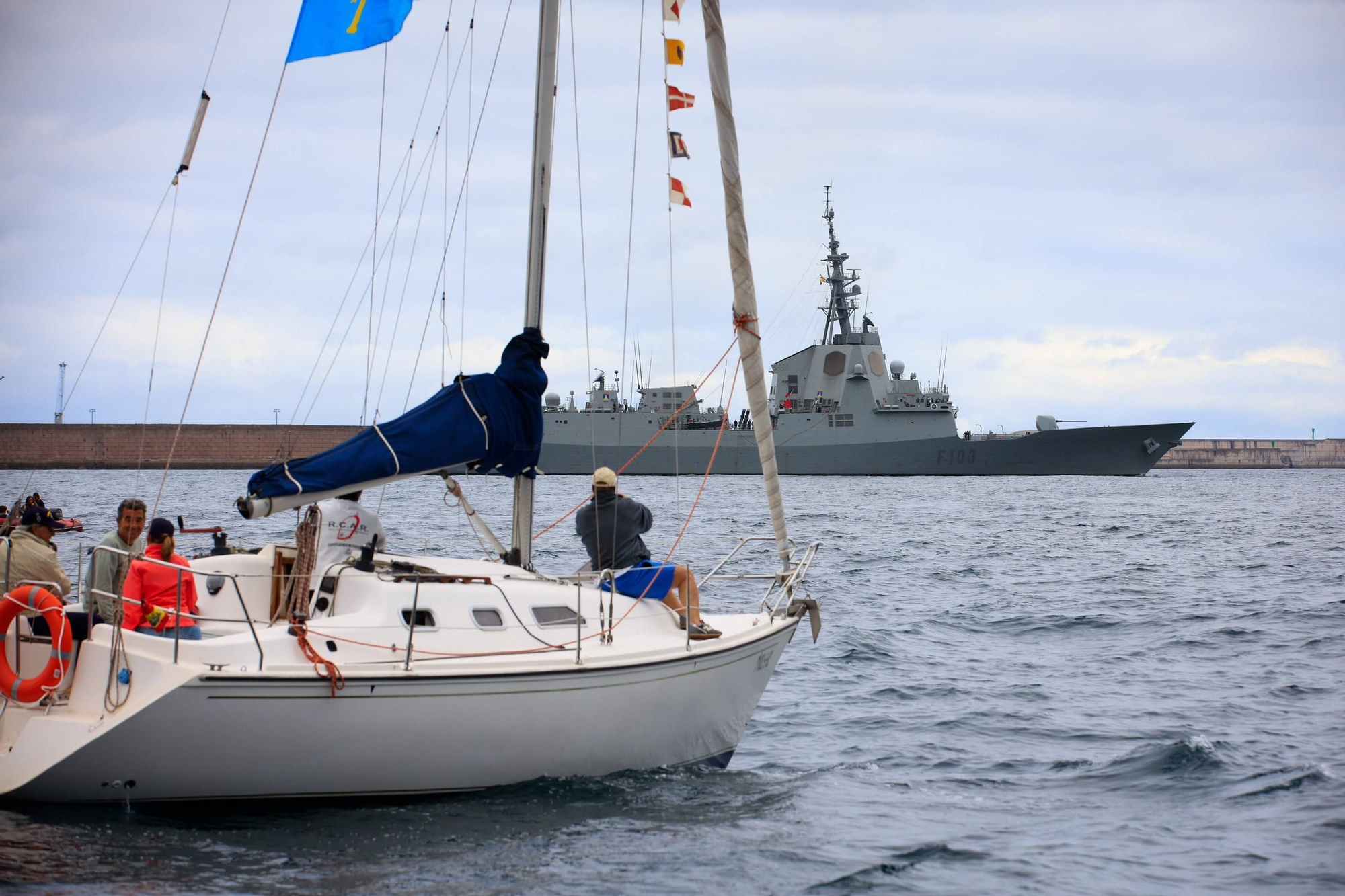 En imágenes: así se despidieron más de 40 embarcaciones del "Elcano" y la "Blas de Lezo" surcando la costa de Gijón