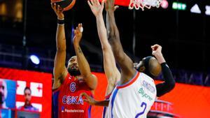 Hilliard, del CSKA, intenta anotar por encima de Singleton