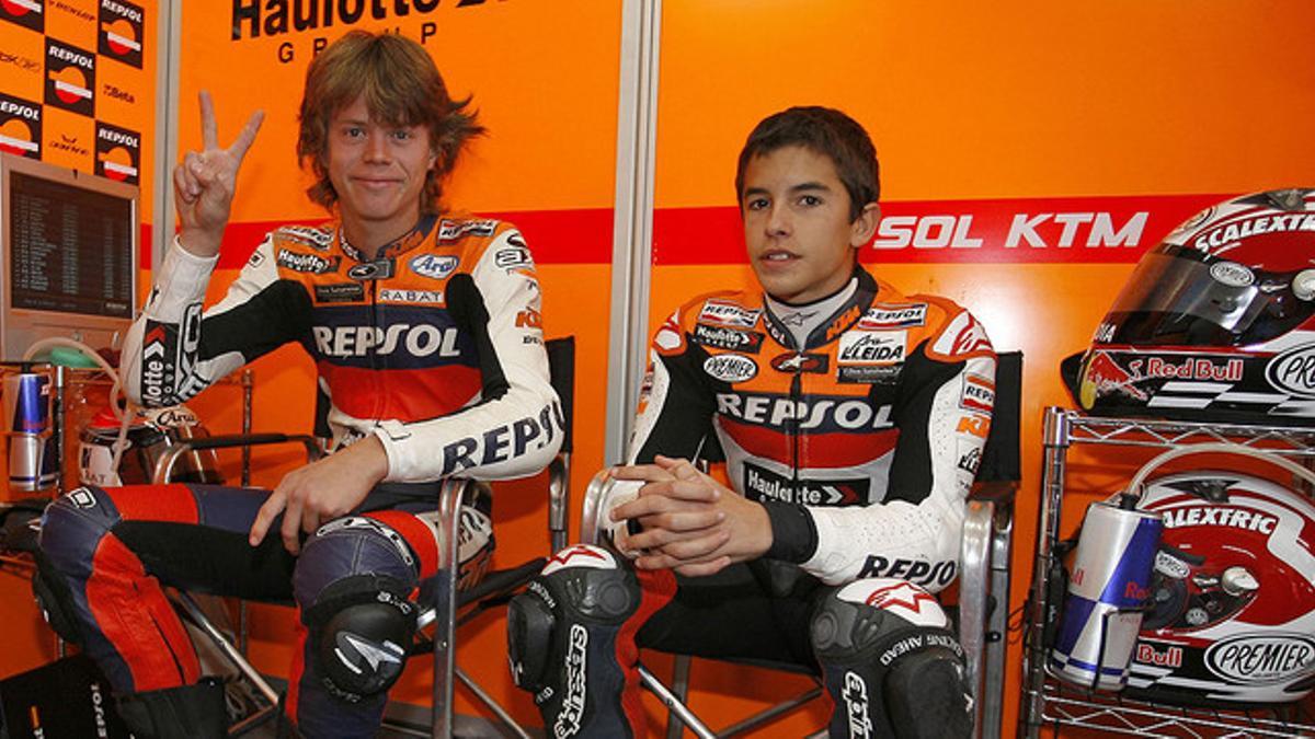 Esteve 'Tito' Rabat y Marc Márquez, en el 'paddock' de Repsol en el 2008, cuando ambos competían juntos en el Mundial de 125cc