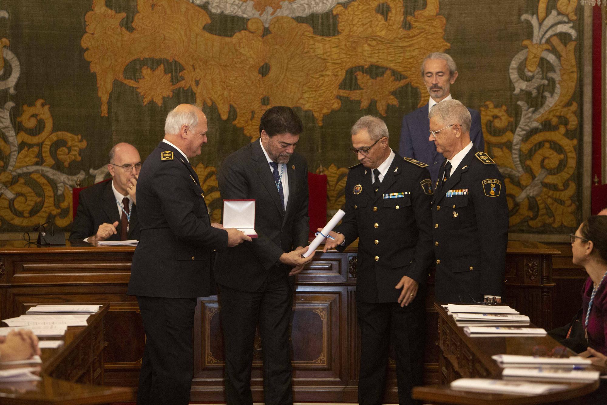 Balmis, la Policía Local, el IES Jorge Juan y la ciudadanía reciben la Medalla de Alicante