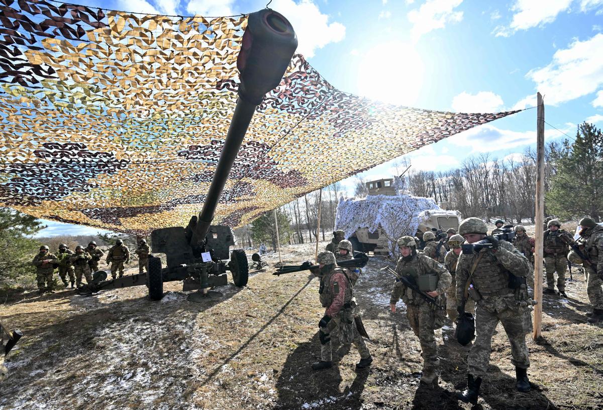 Soldados ucranianos participan en ejercicios militares simulando un posible ataque en la zona de Chernóbil a pocos kilómetros de la frontera con Bielorrusia, el 20 de febrero de 2023