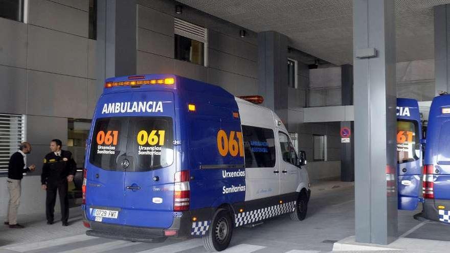Ambulancias en la entrada de las nuevas urgencias del Chuac. víctor echave
