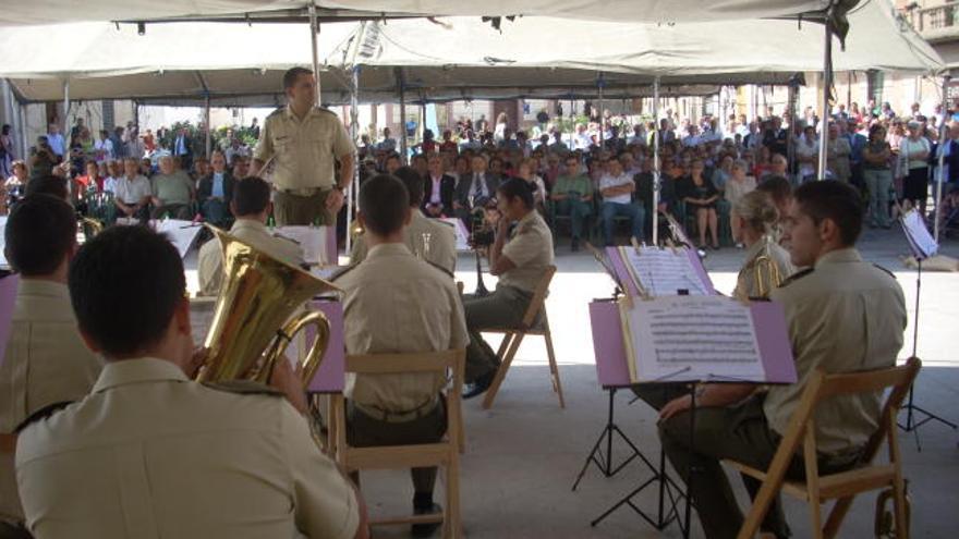 Numeroso público, al fondo, sigue atento el concierto ofrecido por la Banda de Ingenieros de Salamanca.