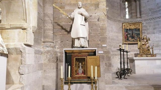 Reliquia situada a los pies de una imagen de Pedro León de Sedano dedicada a San Valentín.