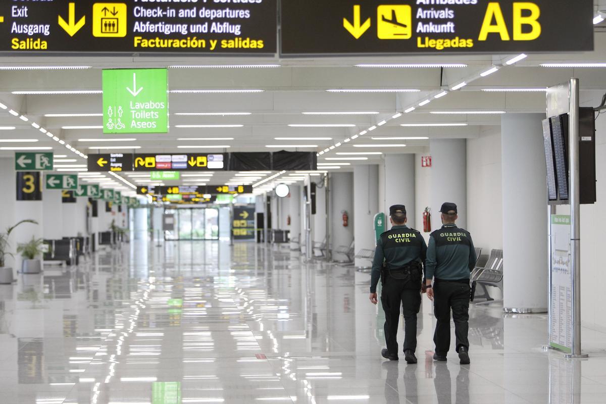 Cierra el aeropuerto de Palma por la presencia de pasajeros en las pistas.