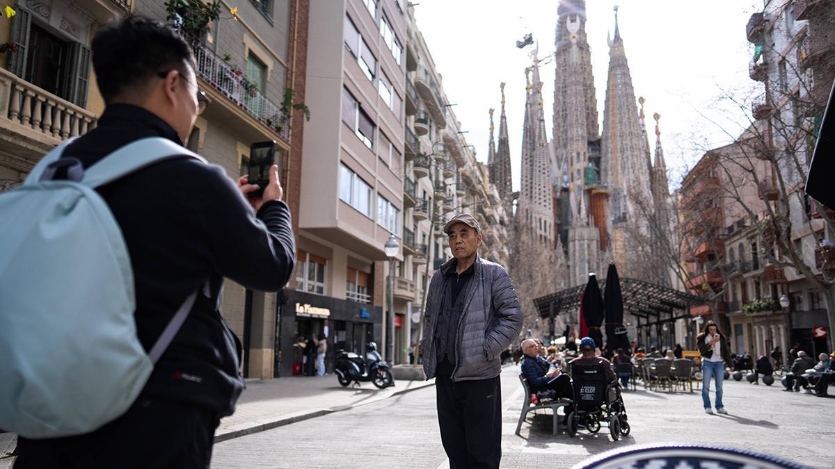 Turistas se retratan junto a la Sagrada Família
