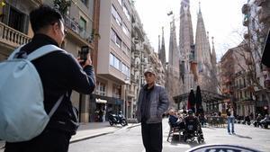 Turistas se retratan junto a la Sagrada Família
