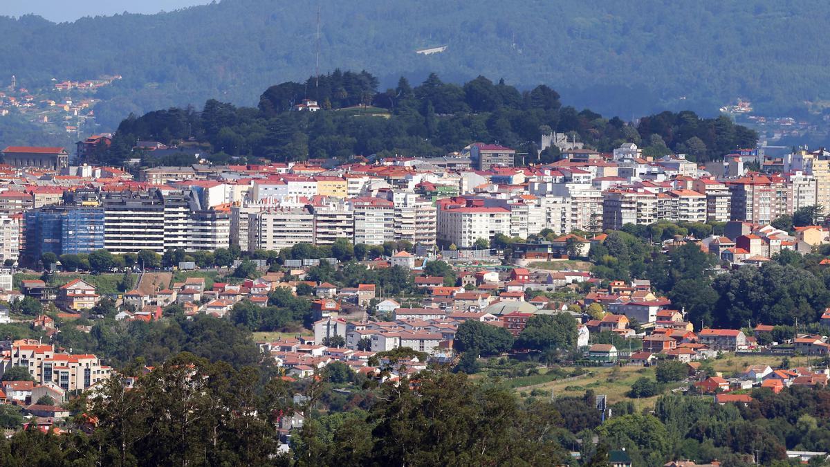 Vista del barrio de A Salgueira con la Gran Vía y el monte de O Castro al fondo.