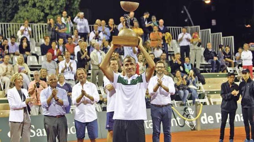 Àlex Corretja muestra al público el trofeo que conquistó ayer en Palma.