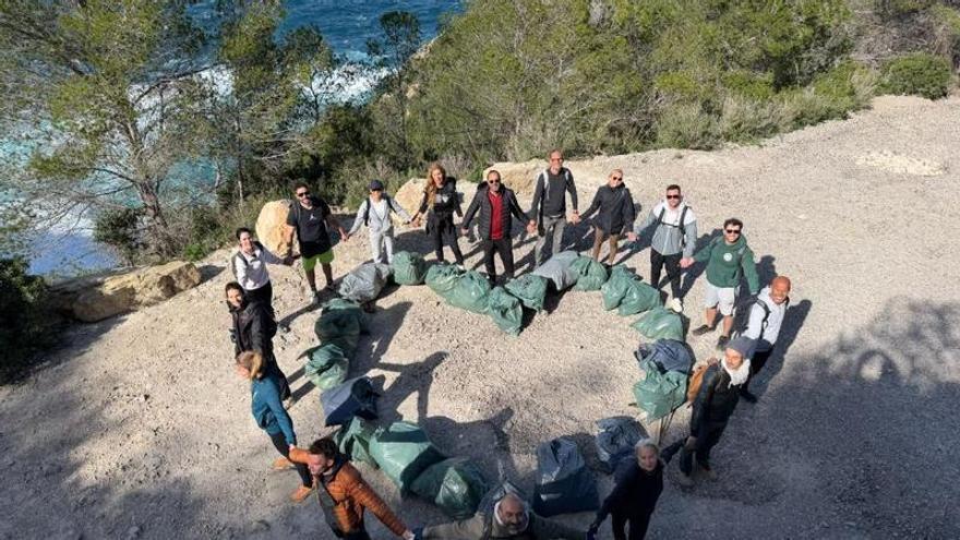 Voluntarios de Ibiza Hike Station.