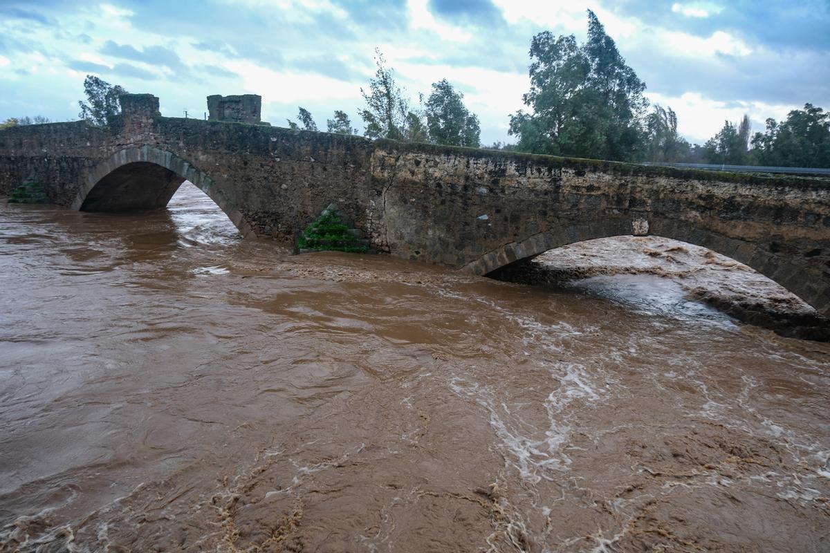 Puente de piedra sobre el río Gévora cubierto casi por completo.